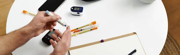 Homem verifica seus níveis de açúcar no sangue e prepara insulina em um ambiente aconchegante apartamento, banner — Fotografia de Stock
