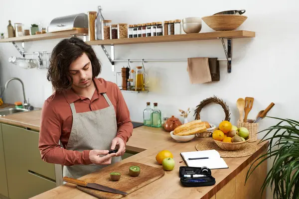 L'uomo caucasico prepara spuntini sani mentre sorveglia il suo diabete a casa alla luce del giorno. — Foto stock
