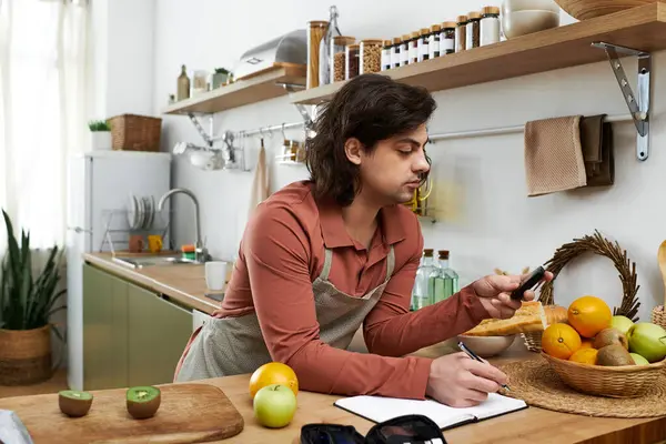 Er beschäftigt sich mit der Bewältigung seiner Diabetes, während er in einer stilvollen Küche Mahlzeiten zubereitet. — Stockfoto