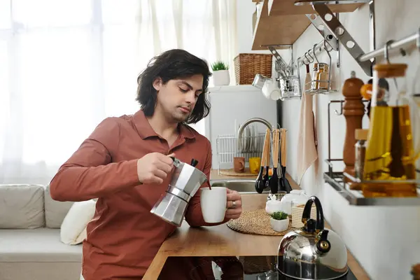 Joven vierte café mientras maneja la diabetes en un ambiente hogareño con estilo. - foto de stock