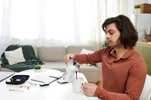 Un hombre con diabetes hace café en un apartamento elegante, centrándose en el bienestar diario. - foto de stock