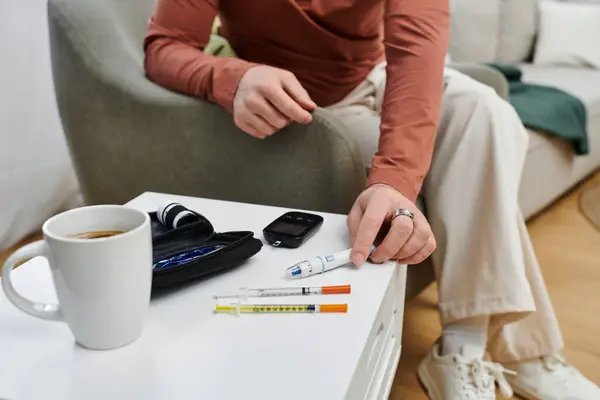 Il giovane gestisce il diabete a casa mentre controlla lo zucchero nel sangue e prepara iniezioni di insulina. — Foto stock