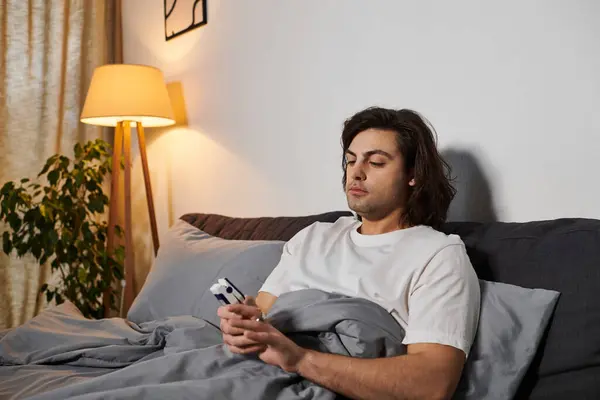 Caucasian man manages his diabetes routine while relaxing in cozy modern apartment. — Stock Photo