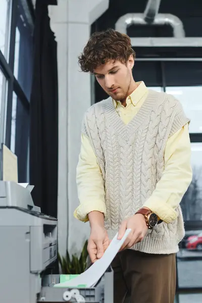 Curly-haired profissional organiza documentos em um ambiente corporativo brilhante. — Fotografia de Stock