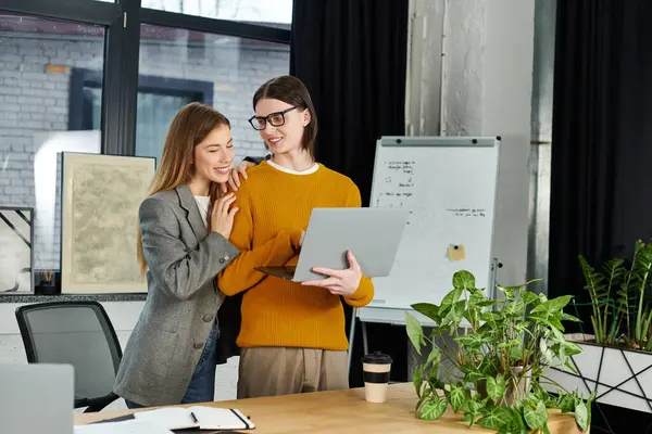 Two young people collaborate at a modern office, highlighting creativity and peoplehip. — Stock Photo