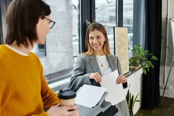 Deux jeunes partagent leurs idées lors d'une discussion animée dans un bureau moderne. — Photo de stock