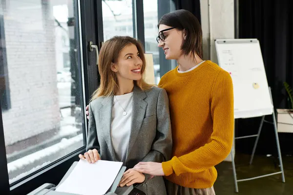 Two fashionable young people engage in warm conversation while enjoying a cozy winter day indoors. — Stock Photo