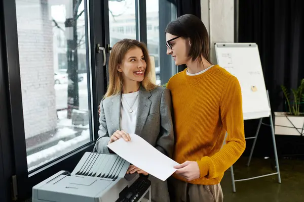 Two young individuals share ideas while working in an elegant office space, surrounded by snow. — Stock Photo
