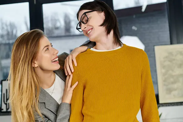 Two stylish young individuals enjoy a playful moment together, radiating joy and peoplehip. — Stock Photo