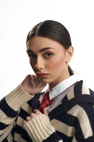 Une belle jeune femme en pull rayé, au regard introspectif, évoque de fortes émotions. — Stock Photo