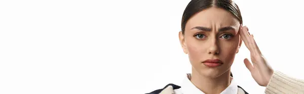 A young woman gazes intensely, conveying a blend of emotions amidst a simple backdrop. — Stock Photo