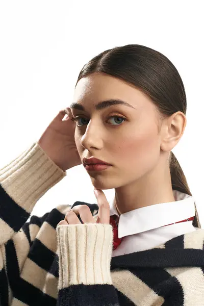Eine schöne junge Frau mit einem fesselnden Blick drückt tiefe Emotionen aus, während sie ihr Kinn berührt. — Stockfoto
