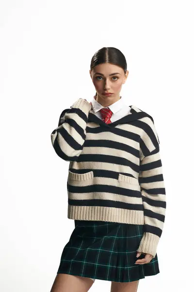 A young woman showcases her individuality and emotions in a stylish outfit. — Stock Photo