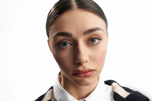 Eine junge schöne Frau offenbart tiefe Emotionen durch ihren eindrucksvollen Blick in einer sauberen, einfachen Kulisse. — Stockfoto