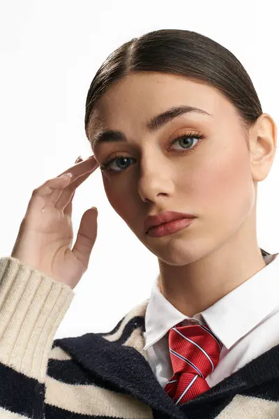 A young woman in a smart outfit shows deep emotion, inspiring thoughtfulness. — Stock Photo
