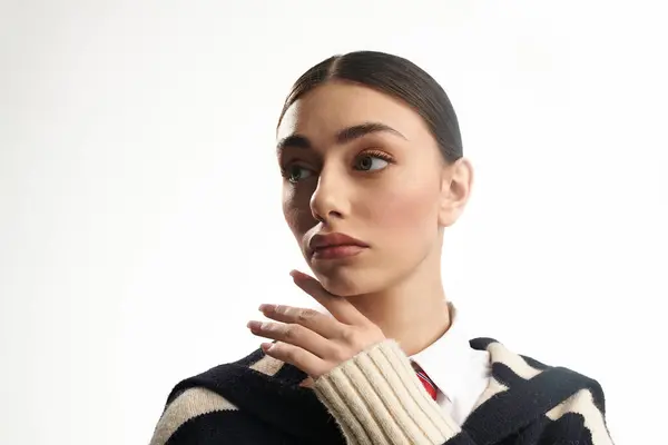 Une jeune belle femme pose avec délicatesse dans un studio bien éclairé. — Photo de stock