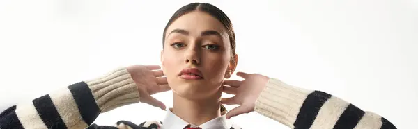 Una giovane donna esprime emozioni audaci, mani vicino al suo viso, irradiando fiducia. — Foto stock