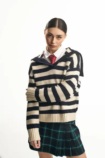 Bella giovane donna con stili di espressione emotiva maglione a righe e gonna a quadri all'interno. — Foto stock