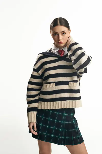 Una bella giovane donna si erge con fiducia, mostrando il suo vestito alla moda con emozione e stile.. — Foto stock