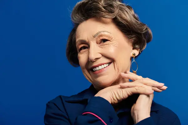 Стильная 60-летняя женщина с уверенностью демонстрирует свою вечную красоту. — стоковое фото