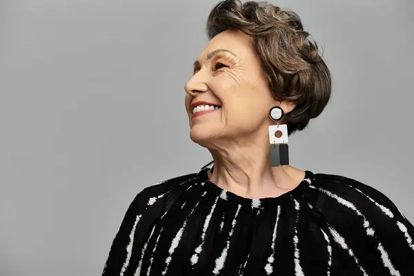 Стильная 60-летняя женщина демонстрирует свою элегантность с радостным выражением лица, одетая красиво. — Stock Photo