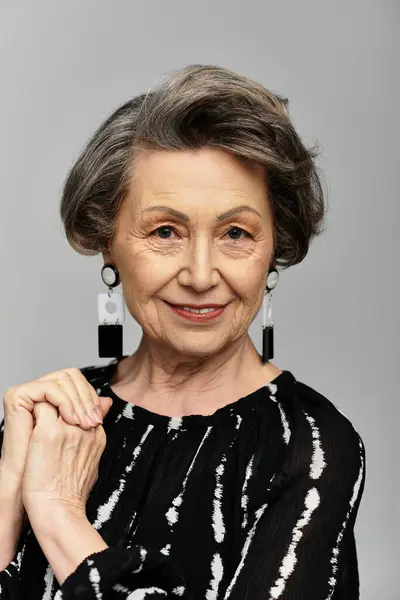 Красивая женщина 60 лет излучает элегантность, изящно позируя в модном наряде.. — стоковое фото