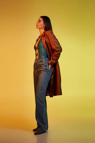 Una giovane donna elegante si erge con fiducia in un vestito chic con trucco sorprendente, trasudante bellezza. — Foto stock