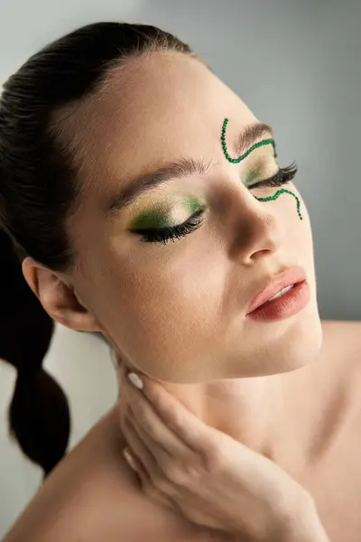 In uno studio contemporaneo, una bella giovane donna mostra sorprendente arte trucco di ispirazione serpente. — Foto stock