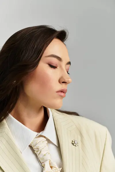 A young woman showcases her elegant style in a sophisticated outfit, embodying effortless beauty. — Stock Photo