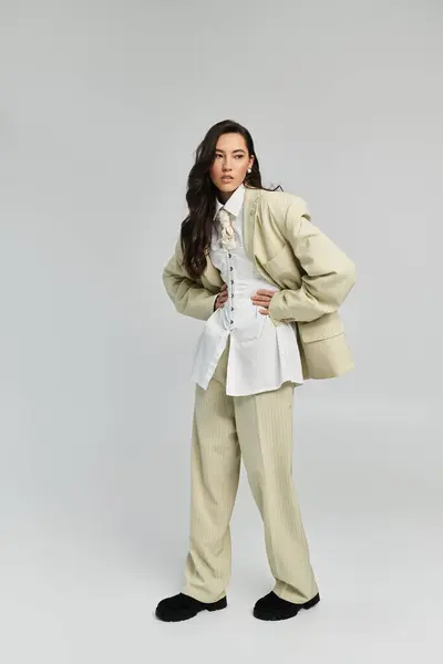 A stunning woman poses elegantly in a chic outfit that fuses modern and classic styles. — Stock Photo