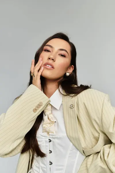Dressed in a fashionable oversized blazer and top, a woman poses gracefully with poise. — Stock Photo