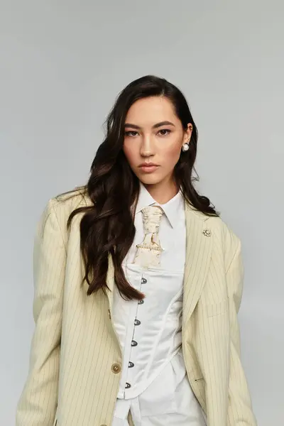 A stylish young woman exudes confidence and grace in a minimalist setting. — Stock Photo