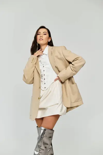 A beautiful woman poses confidently in a chic outfit, representing the latest fashion. — Stock Photo