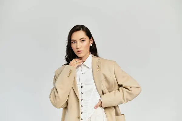 Elegant woman showcases her beauty and style while posing in a chic and modern backdrop. — Stock Photo