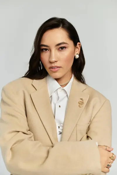 A young, beautiful woman exudes confidence in a trendy oversized blazer and chic accessories. — Stock Photo