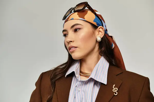 Una hermosa joven presenta un atuendo chic con accesorios llamativos en un espacio creativo. - foto de stock