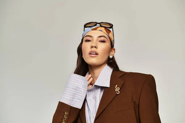 A stunning woman flaunts her fashion with a chic outfit and bold accessories in a modern setting. — Stock Photo
