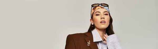 Una joven vestida con un atuendo elegante, con una pose segura mientras exhibe su estilo único. - foto de stock