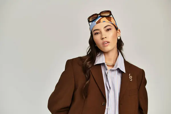 Mujer joven confiada muestra su estilo único en un atuendo cuidadosamente curado y accesorios. - foto de stock