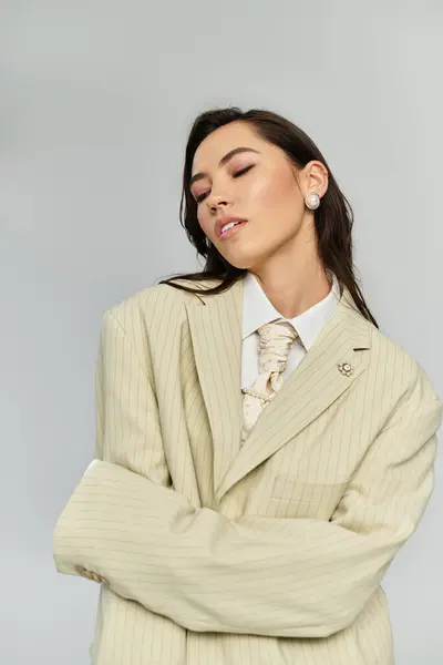 A young and beautiful woman poses gracefully, showcasing her stylish outfit with elegance and poise. — Stock Photo