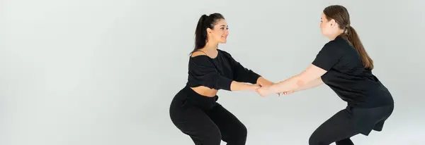 Fit women bond through a synchronized exercise routine, boosting both connection and fitness. — Stock Photo