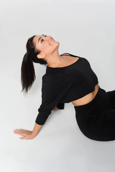 Strong and fit woman radiates confidence while engaging in her fitness routine, exuding beauty. — Stock Photo