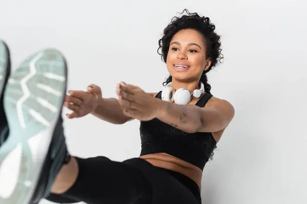 A fit woman showcases her strength while engaging in fitness activities, radiating determination. — Stock Photo