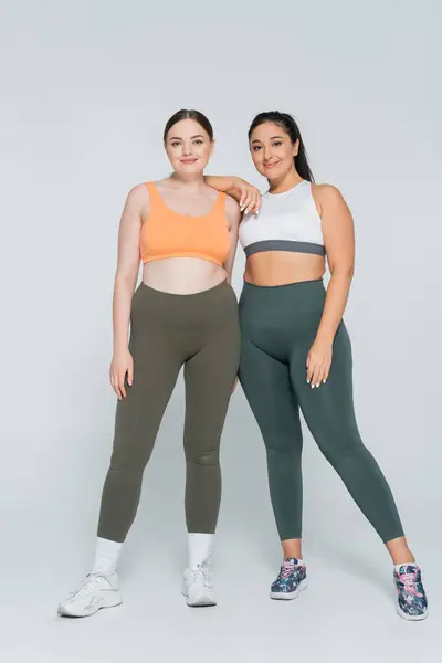 Due donne in forma mostrano la loro usura atletica, trasudando positività e forza. — Foto stock