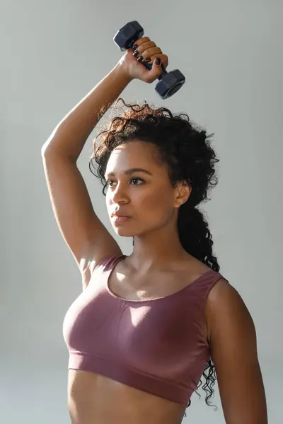 Powerful female athlete engages in strength training, demonstrating fitness and determination. — Stock Photo