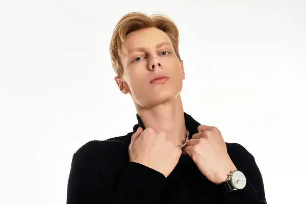 Молодий красивий чоловік демонструє своє модне почуття з гладким виглядом, що породжує впевненість. — Stock Photo