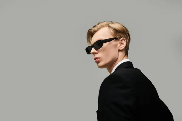 A young man in a tailored suit exudes elegance and confidence. — Stock Photo