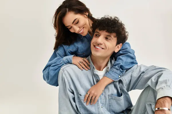 Two trendy individuals share a joyful connection while dressed in fashionable denim attire. — Stock Photo
