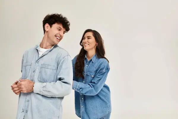 Young couple showcases their fashion sense while playfully interacting, exuding confidence and joy. — Stock Photo