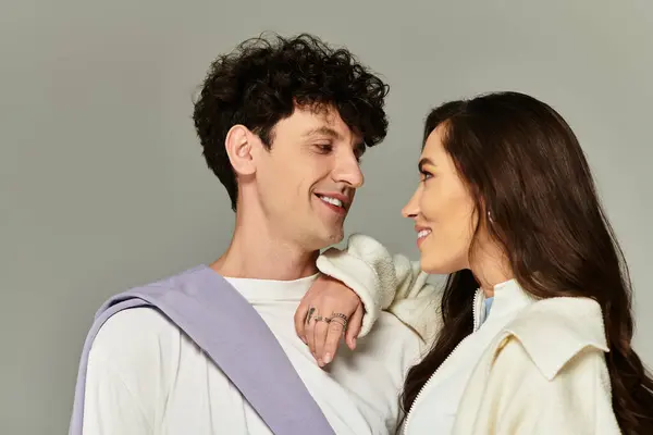 Two trendy individuals share a joyful moment while dressed in fashionable outfits, exuding style. — Stock Photo